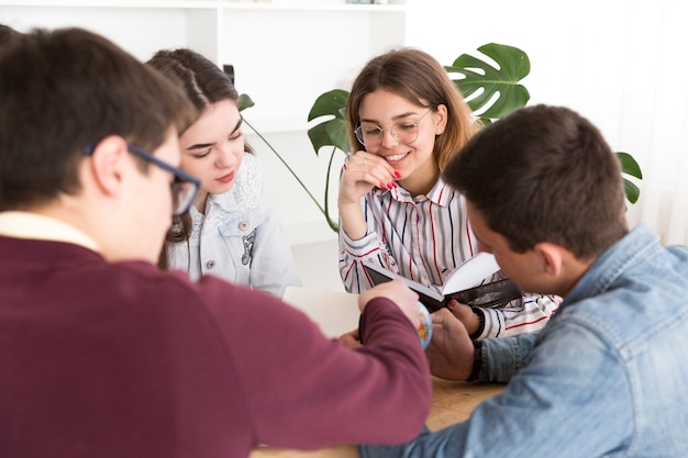 Giovani che studiano insieme