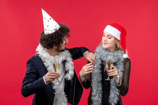 Giovani coppie che celebrano appena la festa di Capodanno Natale amore