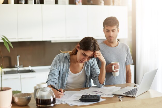 Giovani coppie che controllano il loro bilancio familiare