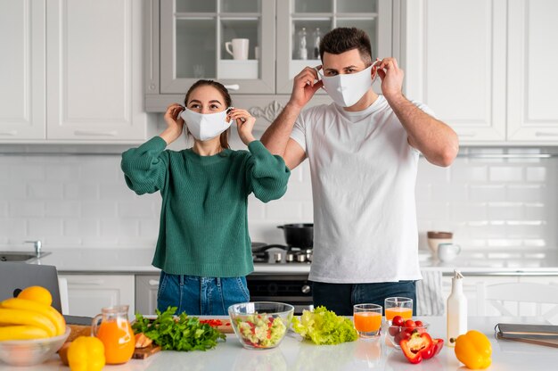 Giovani coppie che cucinano a casa