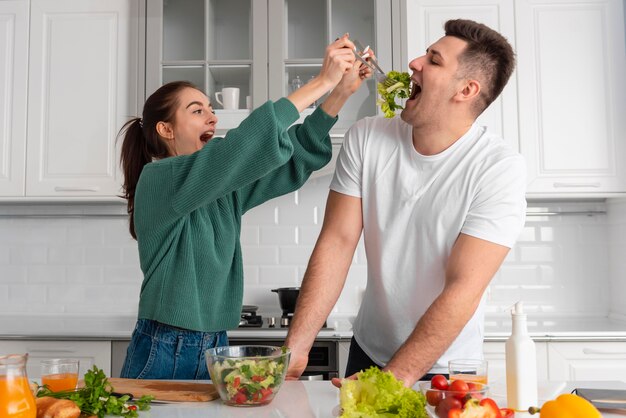 Giovani coppie che cucinano a casa