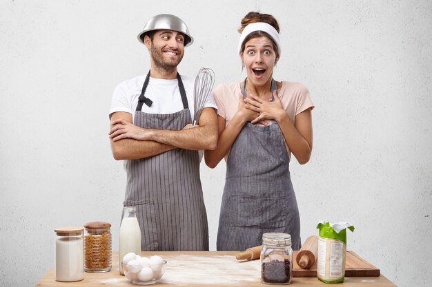 Giovani coppie che cucinano insieme