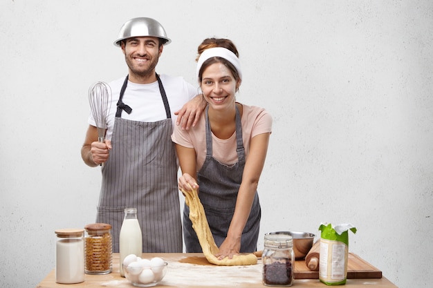 Giovani coppie che cucinano insieme