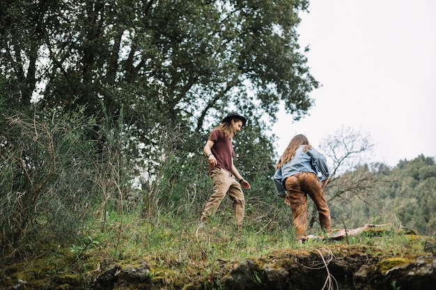Giovani coppie che fanno un&#39;escursione nella foresta