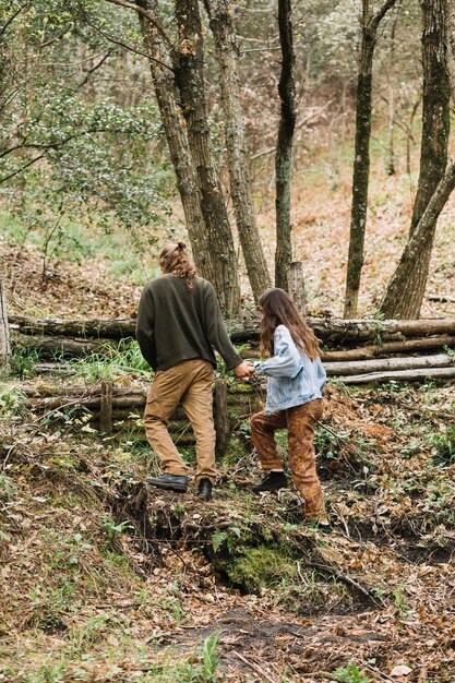 Giovani coppie che fanno un&#39;escursione nella foresta