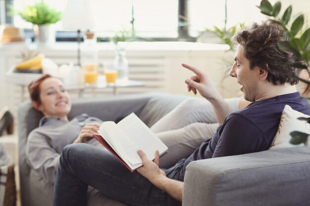 Giovani coppie che godono del tempo insieme a casa