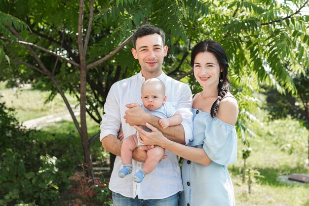 Giovani coppie con il loro bambino all&#39;aperto in primavera