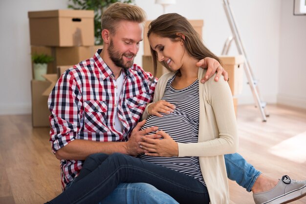 Giovani coppie felici che prevedono il loro primo figlio