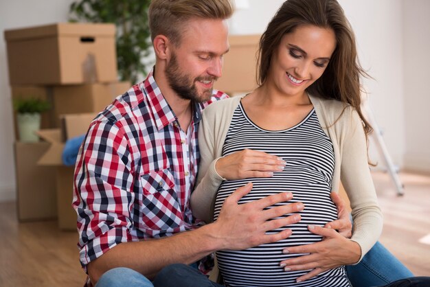 Giovani coppie felici che prevedono il loro primo figlio