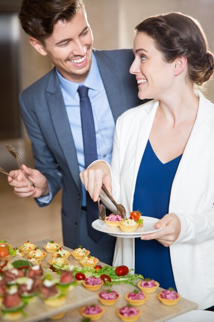 Giovani coppie felici per se stessi, a buffet