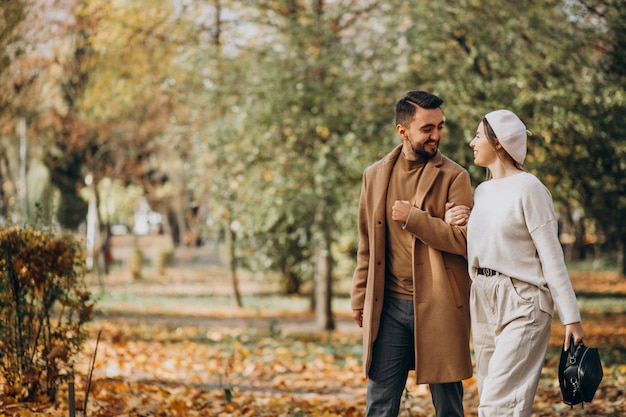 Giovani coppie insieme in un parco di autunno