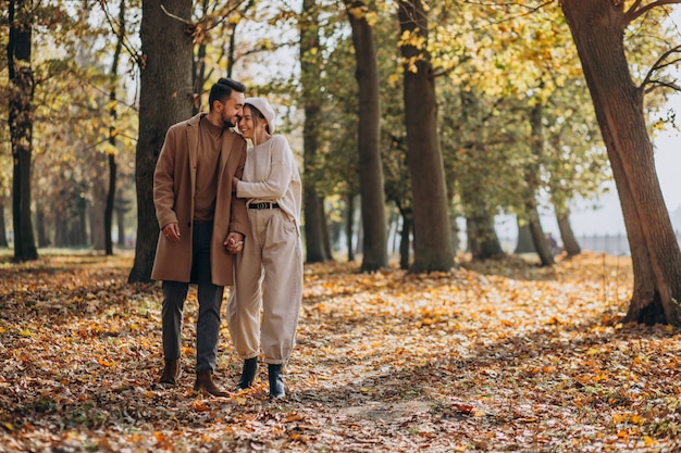 Giovani coppie insieme in un parco di autunno