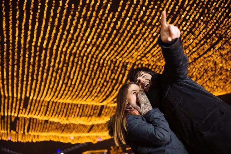 Foto gratuito giovani coppie nell'amore all'aperto