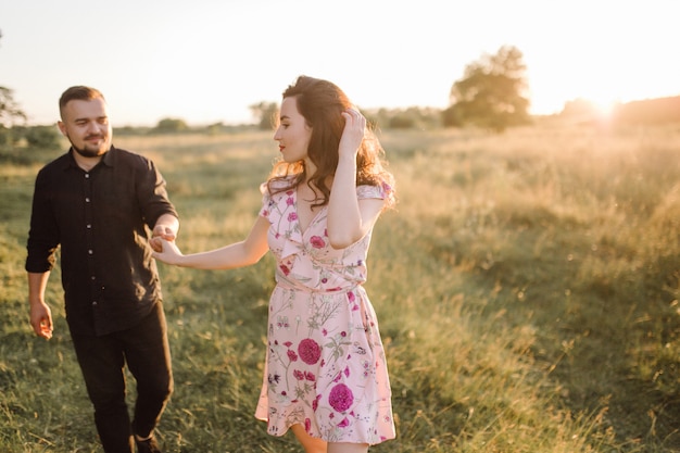 Giovani coppie nell'amore che cammina nel parco