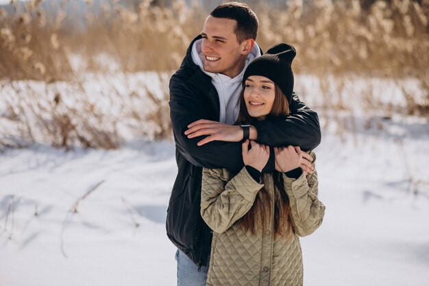 Giovani coppie nell'amore che camminano nell'orario invernale