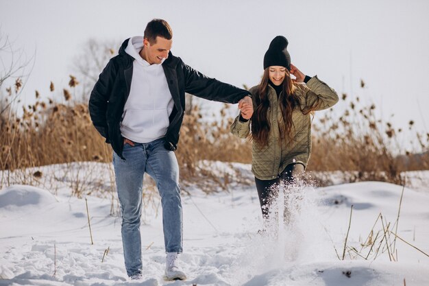 Giovani coppie nell'amore che camminano nell'orario invernale