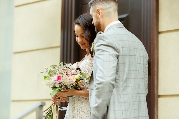 Giovani coppie romantiche caucasiche che celebrano il loro matrimonio in città.