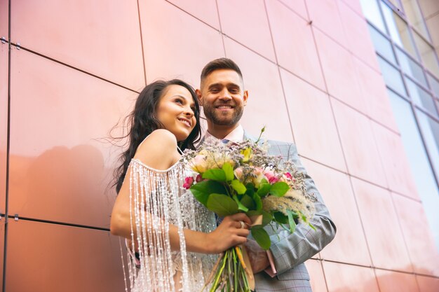 Giovani coppie romantiche caucasiche che celebrano il loro matrimonio in città.