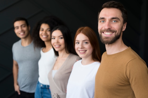 Giovani del primo piano che sorridono insieme