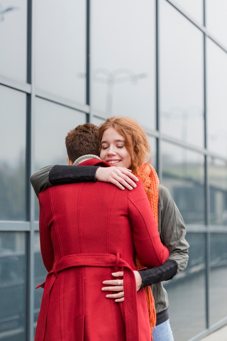 Foto gratuito giovani donne adorabili che si abbracciano