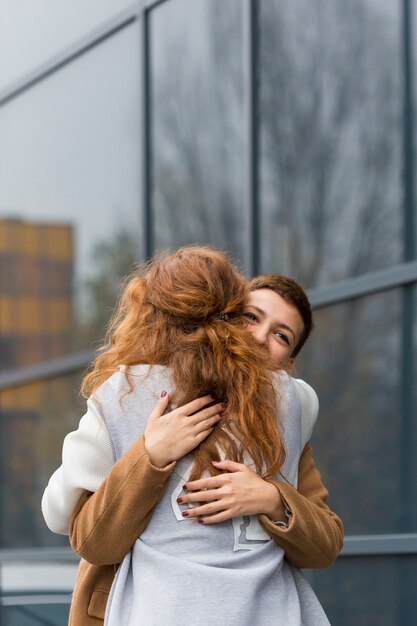 Giovani donne adorabili insieme all'aperto