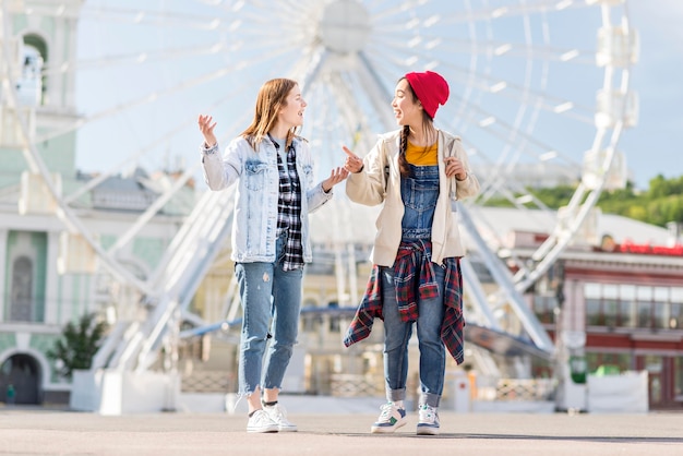 Giovani donne all'occhio di Londra