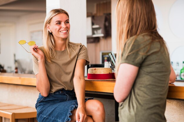 Giovani donne alla moda felici di vedersi