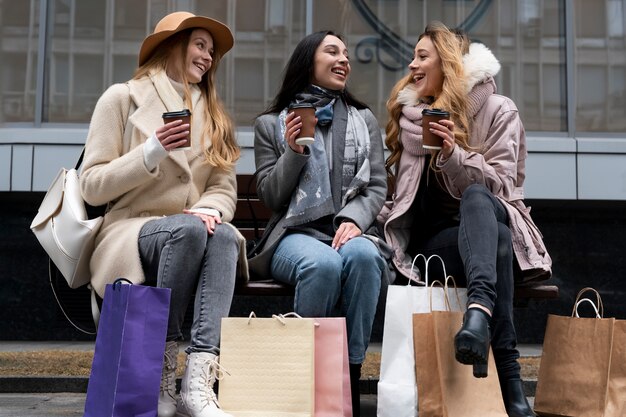 Giovani donne che fanno shopping in città