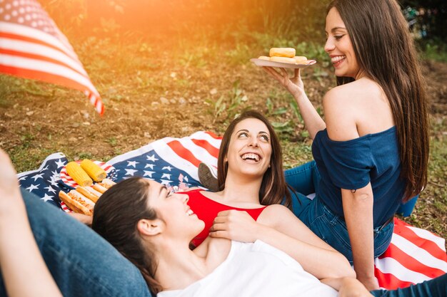 Giovani donne che hanno picnic