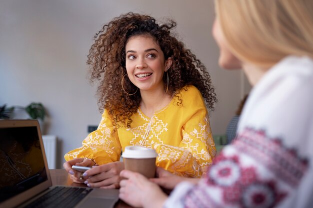 Giovani donne che indossano magliette ricamate