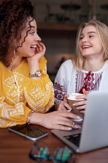 Giovani donne che indossano magliette ricamate