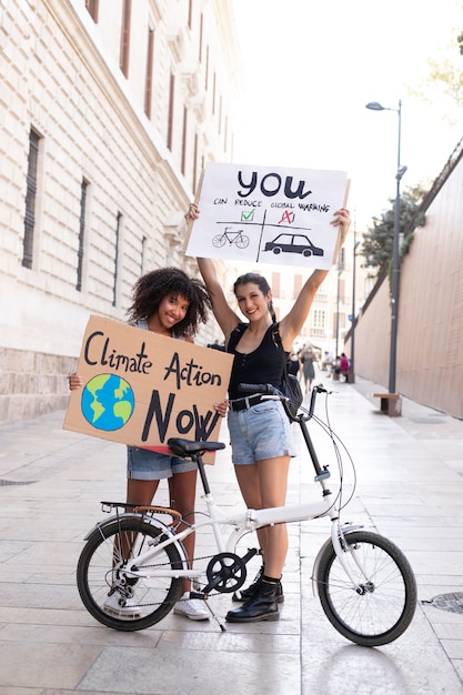 Giovani donne che protestano contro il cambiamento climatico