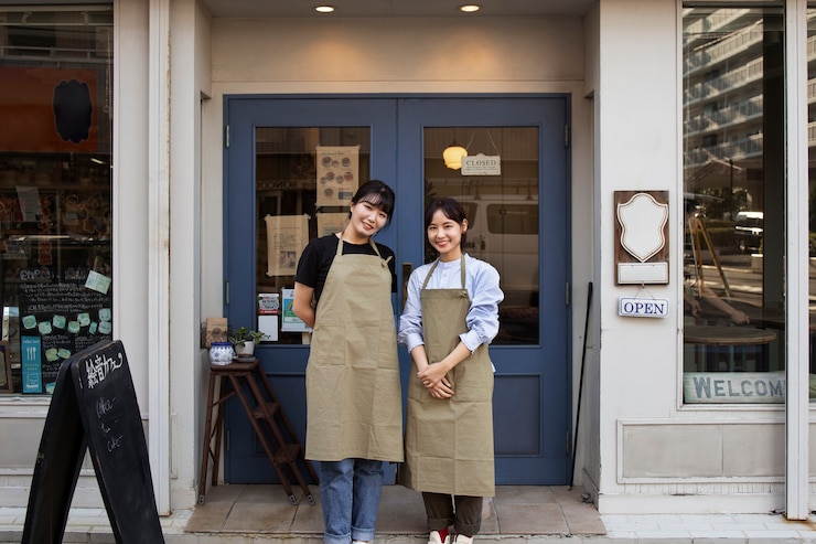 Foto gratuito giovani donne che sistemano la loro pasticceria