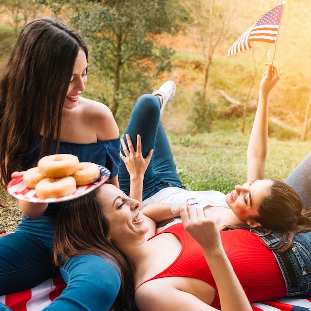 Giovani donne che sorridono all&#39;aperto