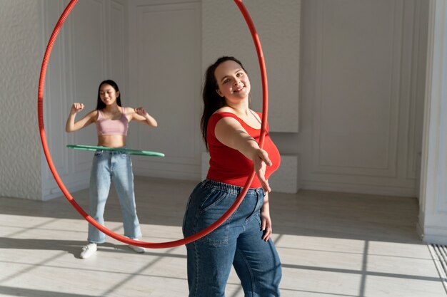 Giovani donne con hula hoop