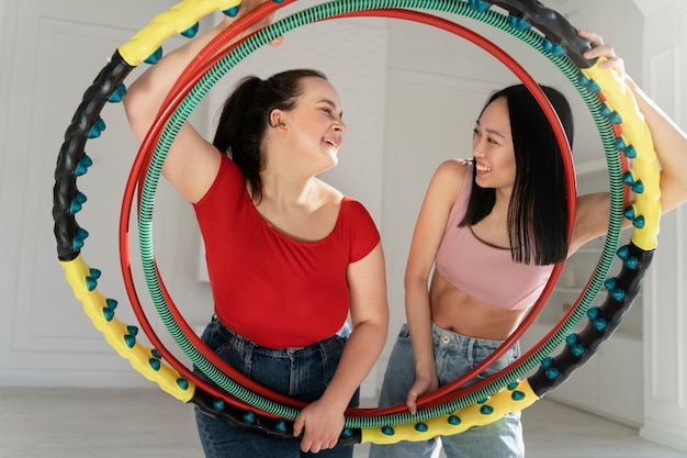 Giovani donne con hula hoop