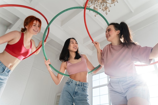 Giovani donne con hula hoop