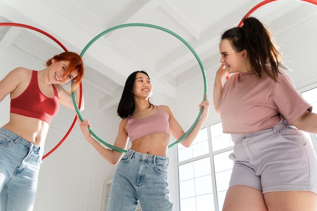 Giovani donne con hula hoop