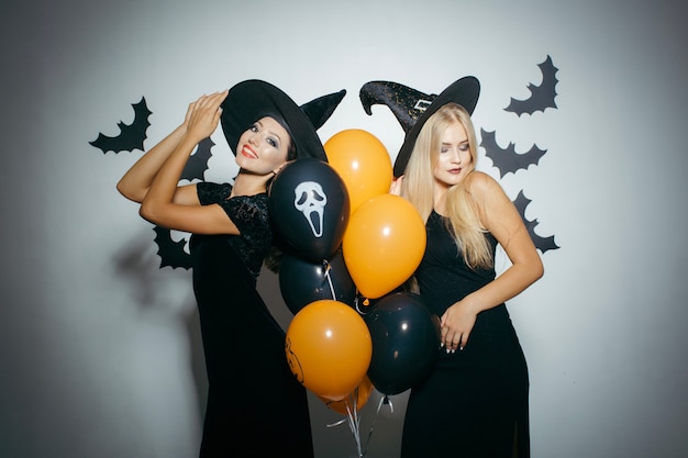 Giovani donne festa a Halloween