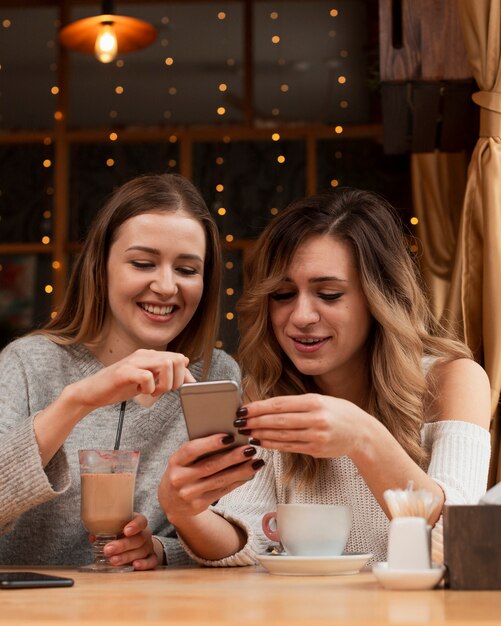 Giovani donne guardando il telefono