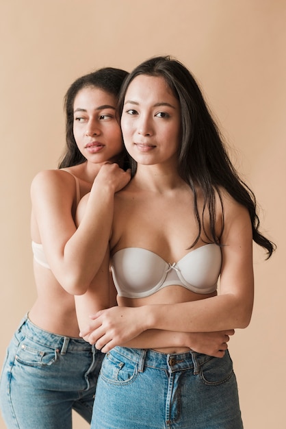 Giovani donne multietniche in reggiseni e jeans