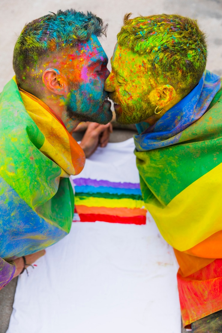 Foto gratuito giovani gay che si baciano sul festival di holi