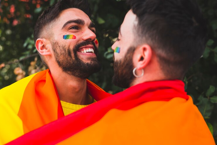 Foto gratuito giovani gay sorridenti e abbracci in strada