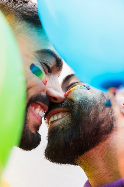 Giovani gay sorridenti mentre si baciano