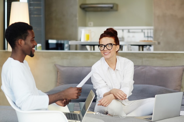 Giovani liberi professionisti che hanno discussione di progetto