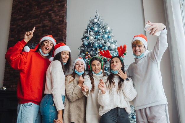 Giovani multietnici che festeggiano il capodanno con stelle filanti, amici multirazziali che si divertono alla celebrazione della festa