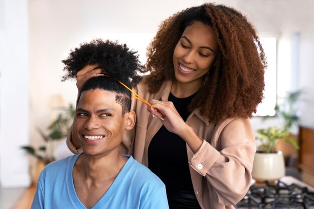 Giovani neri che si prendono cura dei capelli afro