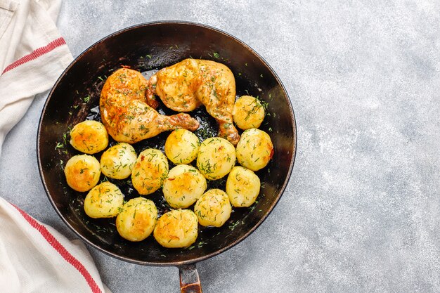 Giovani patate arrostite deliziose con aneto e pollo, vista superiore