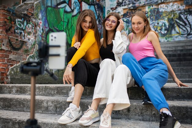 Giovani ragazze adolescenti che registrano bobine di se stesse all'aperto per i social media