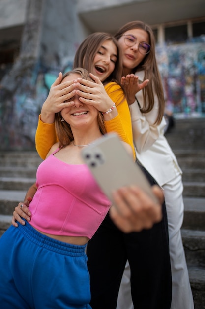 Giovani ragazze adolescenti che registrano bobine di se stesse all'aperto per i social media